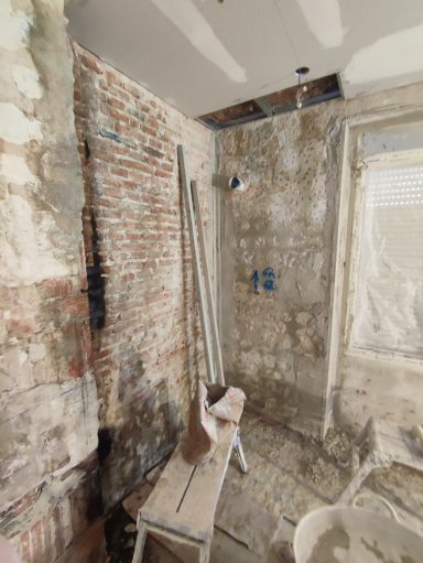 casa antigua para renovar el revestimiento en yeso